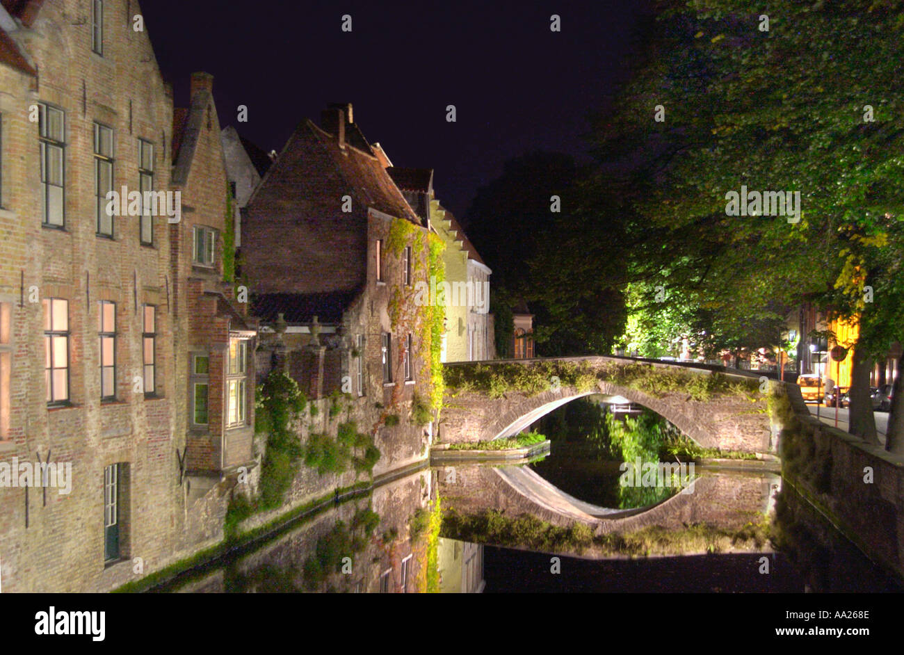 Canal nel centro della città vecchia di notte, Bruges, Belgio Foto Stock