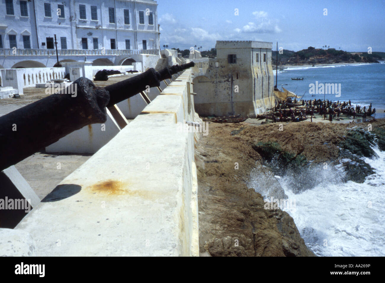 I canonici che si affaccia sulla Atlantic a Cape Coast Castello Slave, Ghana, Africa Foto Stock