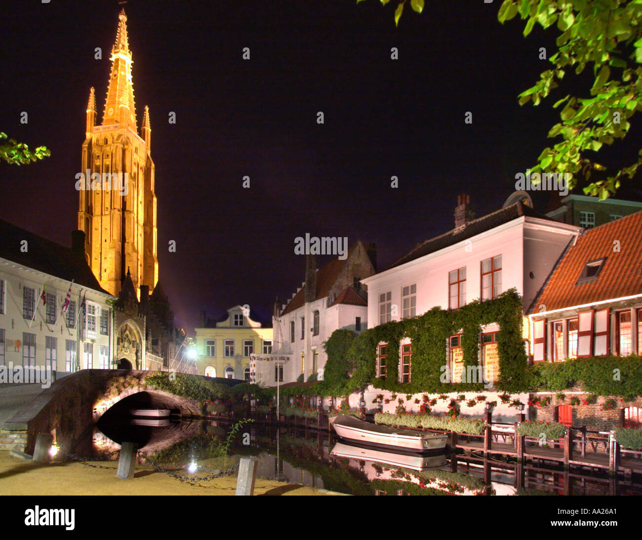 Bruges, Belgio. Vista sul canale di notte. Foto Stock