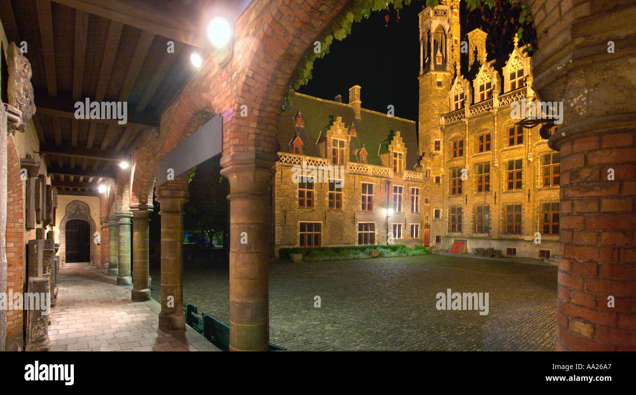 Museo Gruuthuse cortile di notte, Bruges, Belgio Foto Stock
