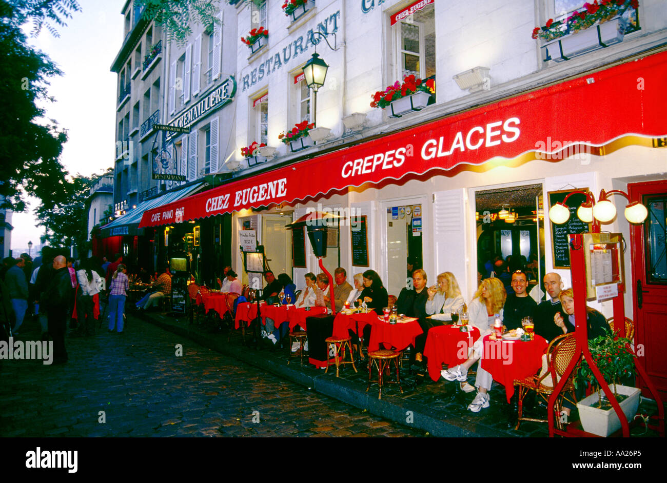 Francia, Parigi, persone relax su pavement cafe su Place du Tertre al crepuscolo Foto Stock