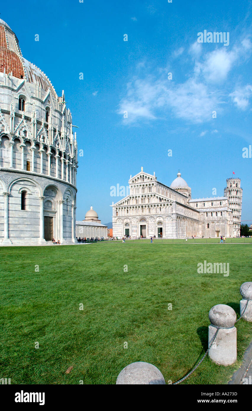 Battistero (Battistero), Cattedrale (Duomo) e la Torre di Pisa, da Piazza del Duomo (Piazza dei Miracoli), Pisa, Toscana, Italia Foto Stock