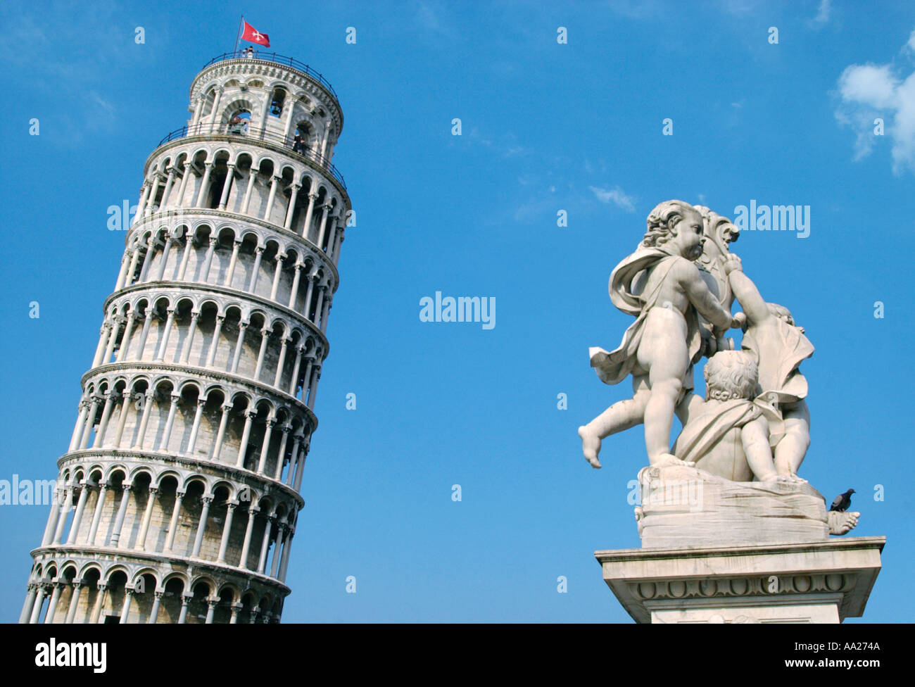 Torre pendente e la statua in Piazza del Duomo (Piazza dei Miracoli), Pisa, Toscana, Italia Foto Stock