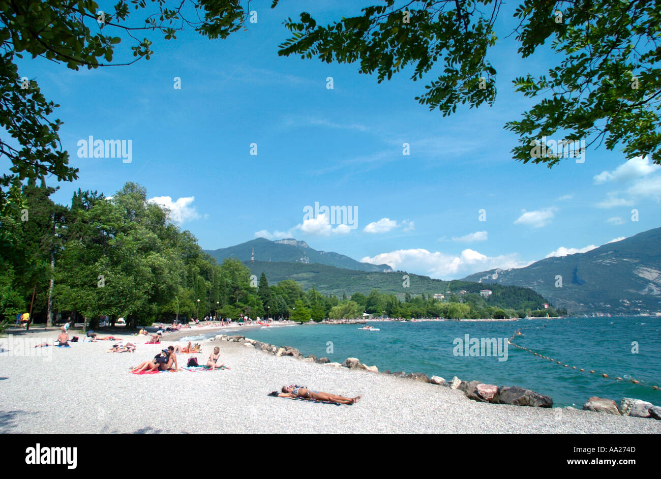 Sul fronte del lago, Riva del Garda sul Lago di Garda, Italia Foto Stock