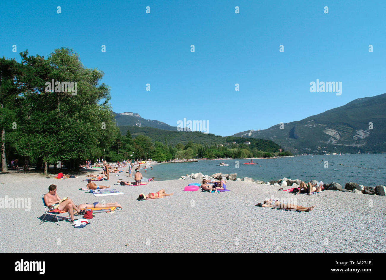 Sul fronte del lago, Riva del Garda sul Lago di Garda, Italia Foto Stock