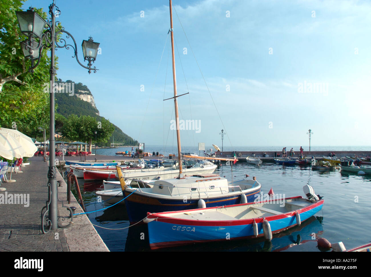 Le barche nel porto, Garda, il Lago di Garda, Italia Foto Stock