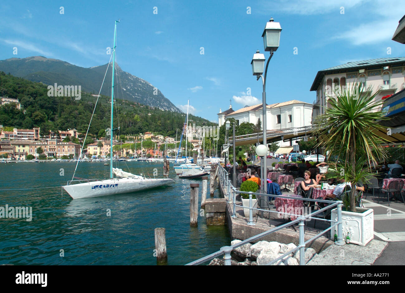 Cafe presso il porto di Maderno, Lago di Garda, Italia Foto Stock