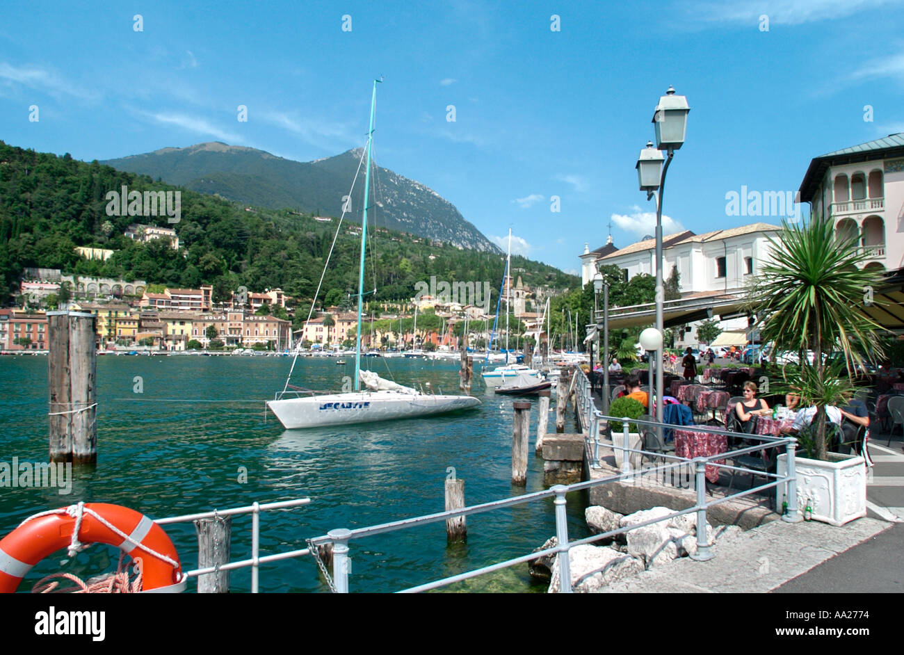 Cafe sul porto di Maderno, Lago di Garda, Italia Foto Stock