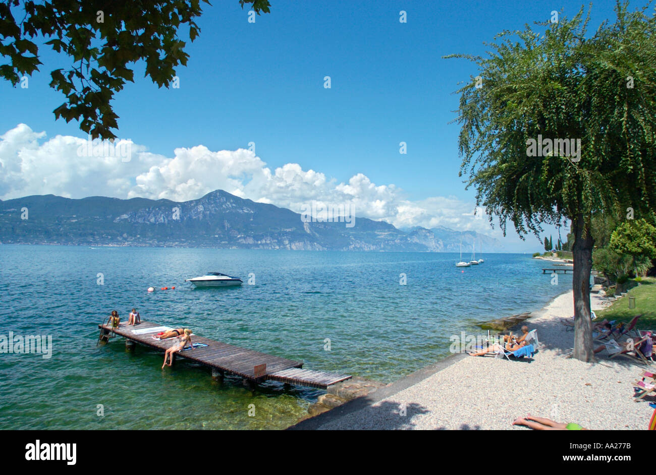 Spiaggia fuori Malcesine, Lago di Garda, Italia Foto Stock