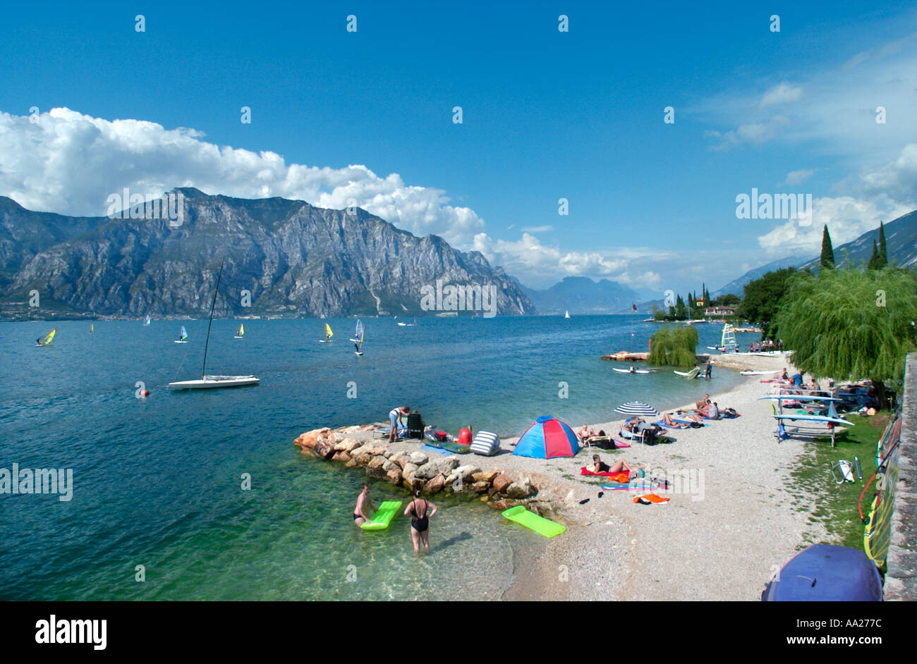 Spiaggia fuori Malcesine, Lago di Garda, Italia Foto Stock