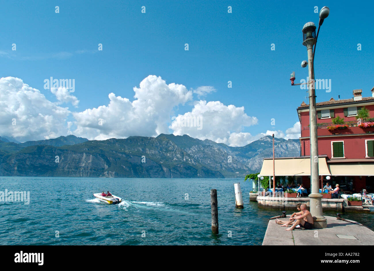 Vista dalla banchina del porto di Malcesine, Lago di Garda, Italia Foto Stock