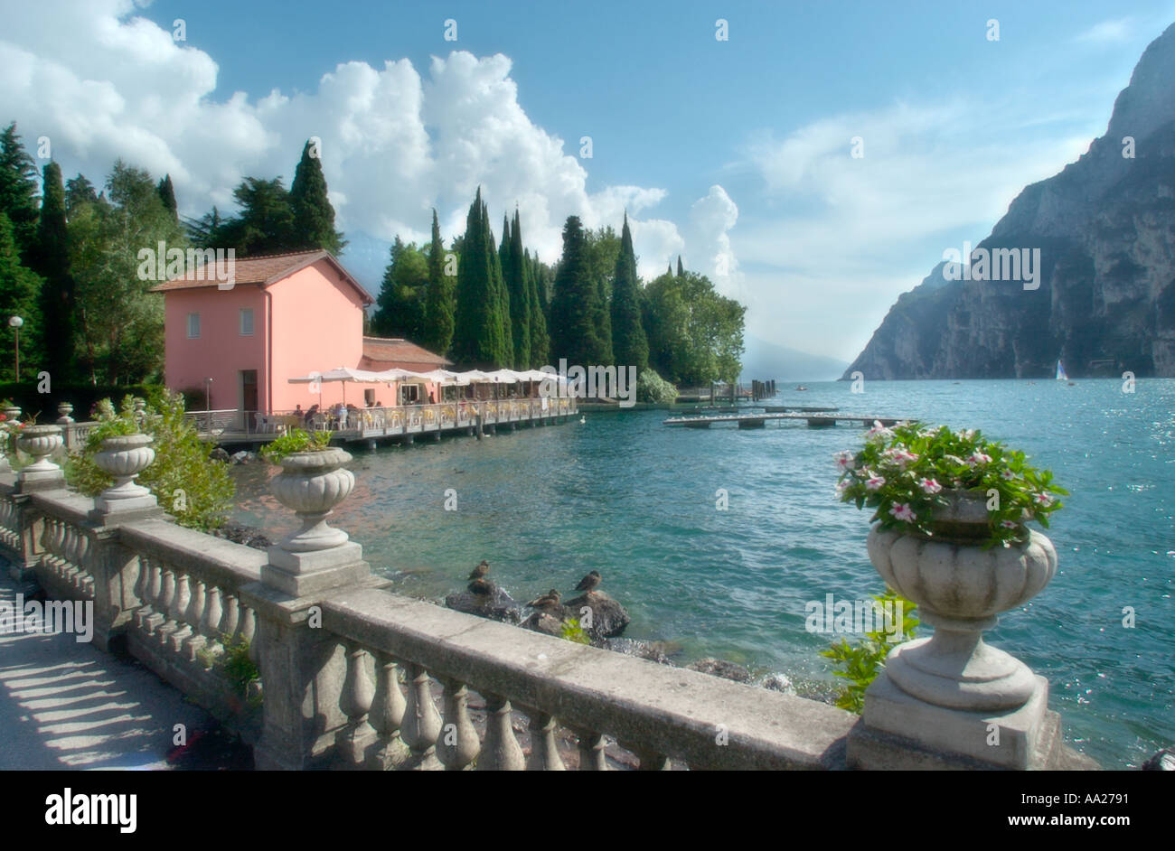 Soft focus del lungolago, Riva del Garda sul Lago di Garda, Italia Foto Stock