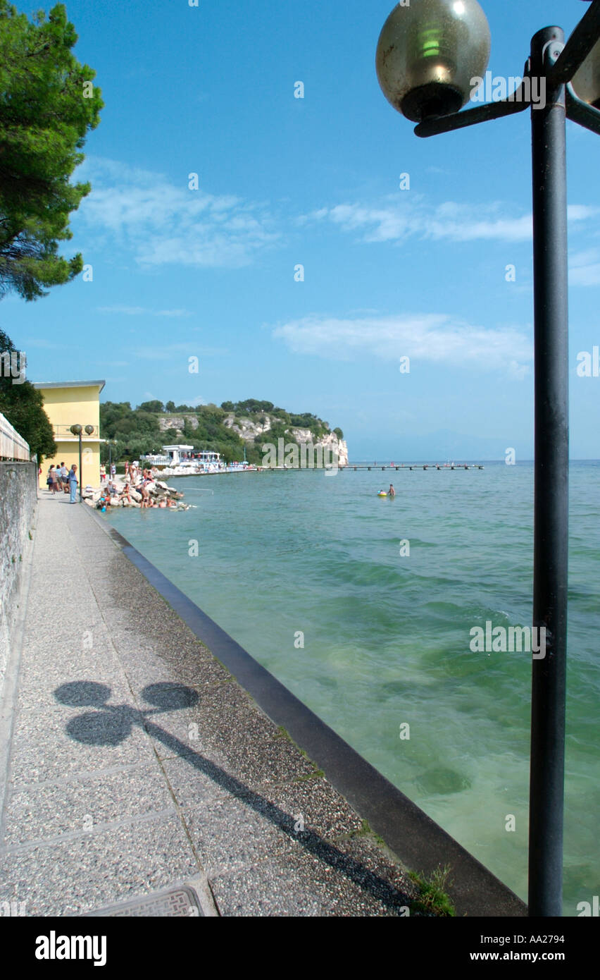 Area di spiaggia nella città vecchia, a Sirmione sul Lago di Garda, Italia Foto Stock