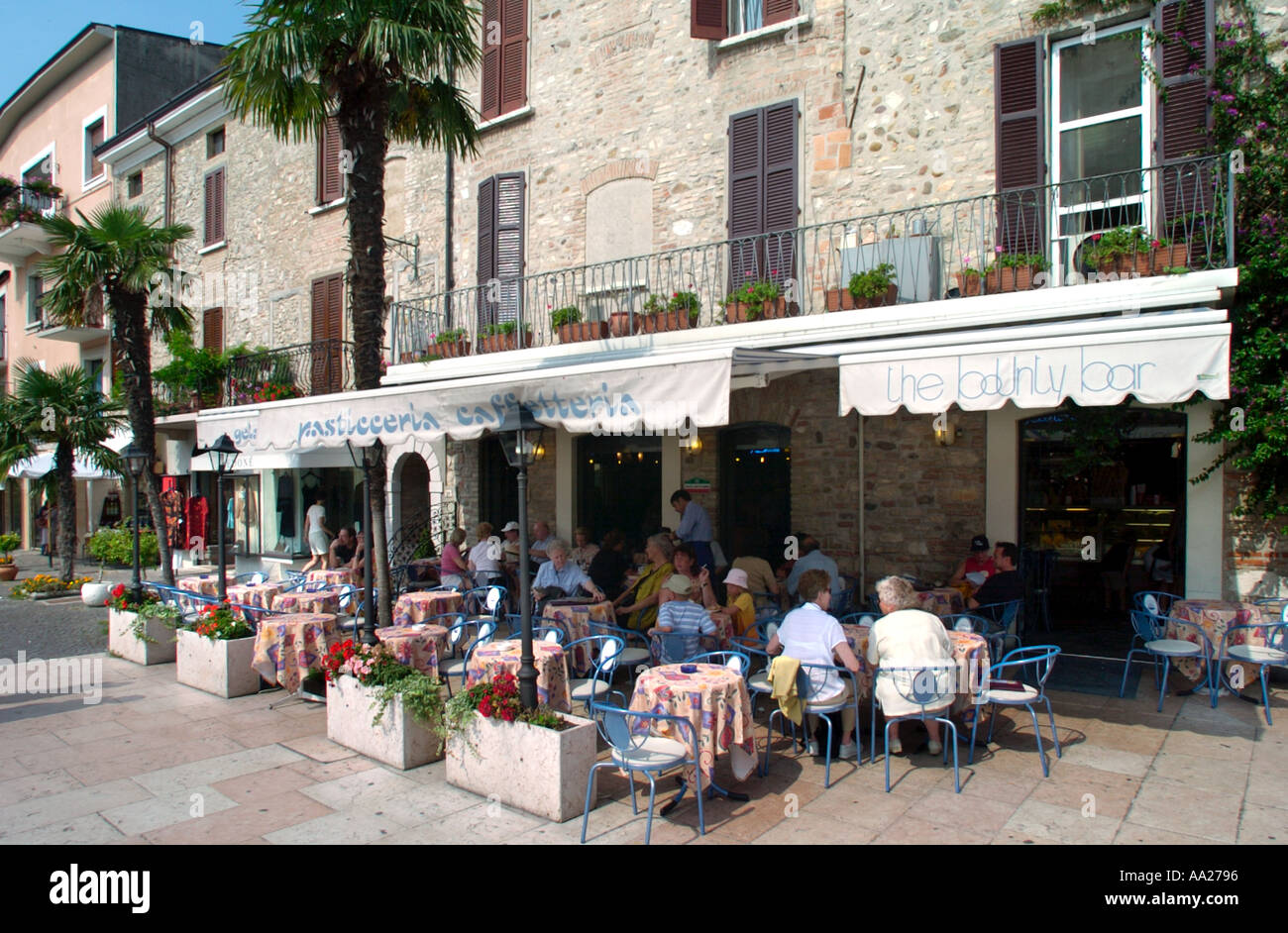 Cafè sul marciapiede nella piazza principale della città vecchia, a Sirmione sul Lago di Garda, Italia Foto Stock
