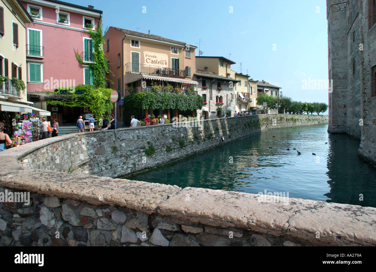Alle mura della vecchia città, Sirmione sul Lago di Garda, Italia Foto Stock