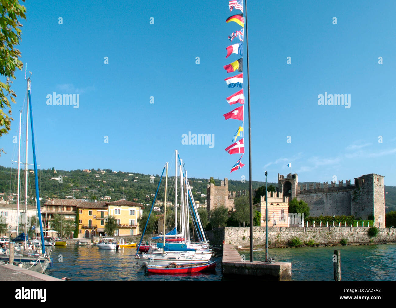 Porto e dal castello, a Torri del Benaco sul Lago di Garda, Italia Foto Stock