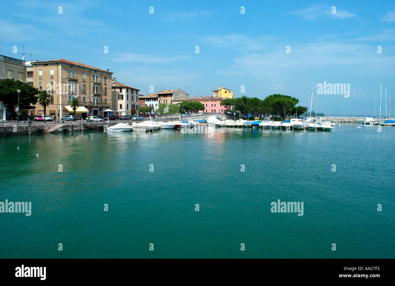 Il lago e il porto, Desenzano sul Lago di Garda, Italia Foto Stock