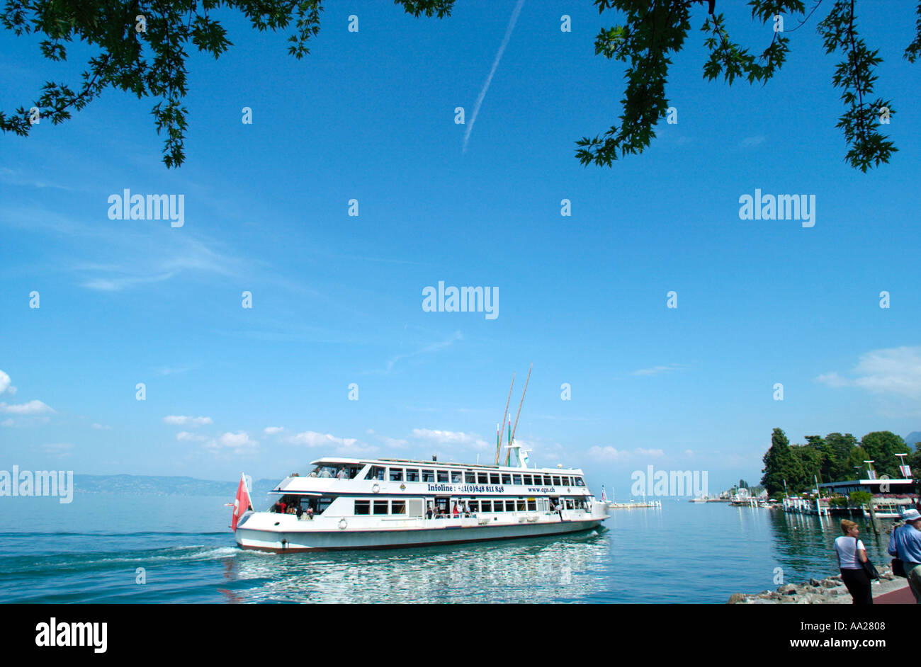 Barca o traghetto off il lungolago di Evian, il lago di Ginevra (Lac Leman), Francia Foto Stock