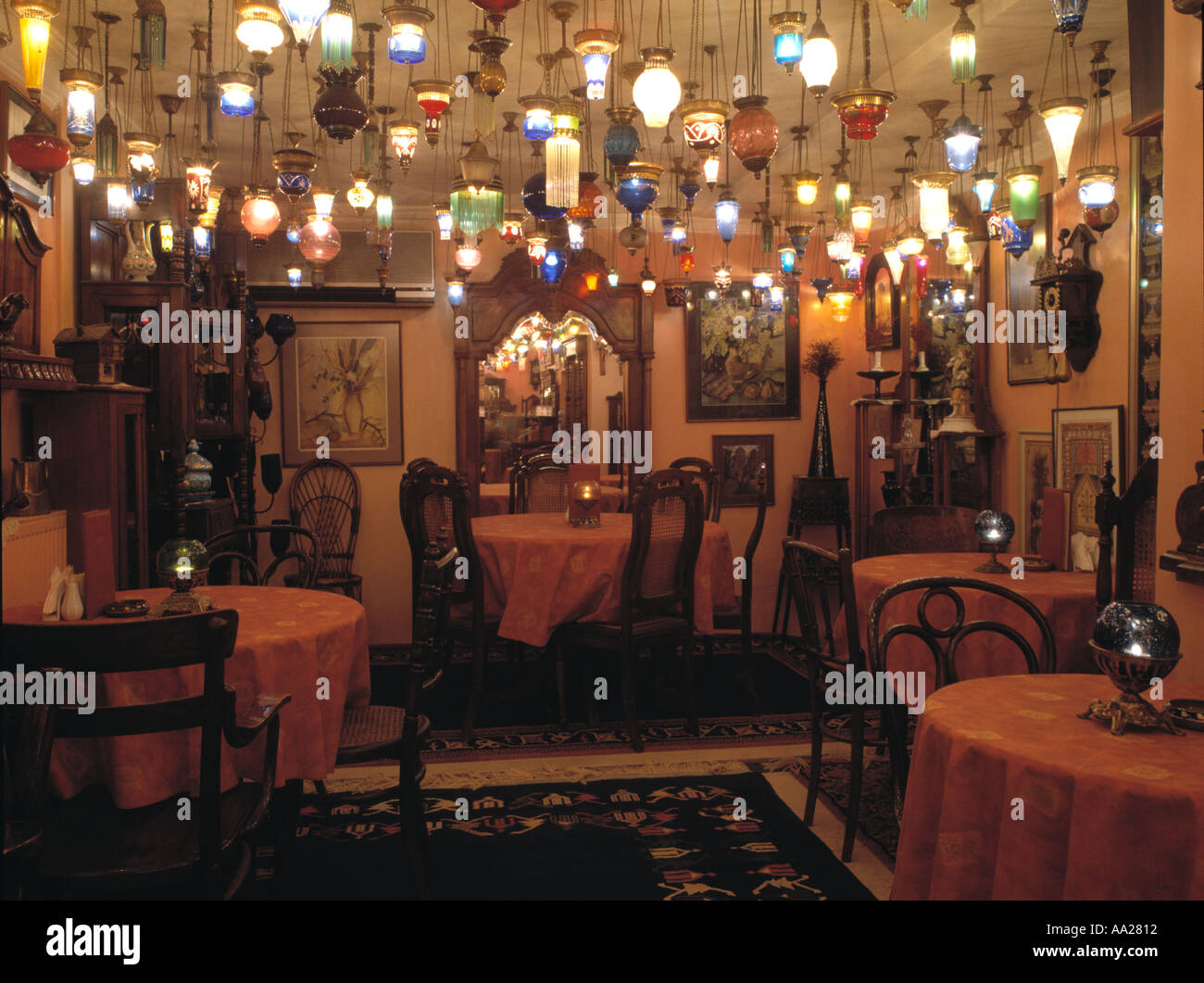 Grande gruppo di vetro illuminato lanterne pendenti dal soffitto nel  ristorante turco con sedie antiche a tabelle con panni rosa Foto stock -  Alamy