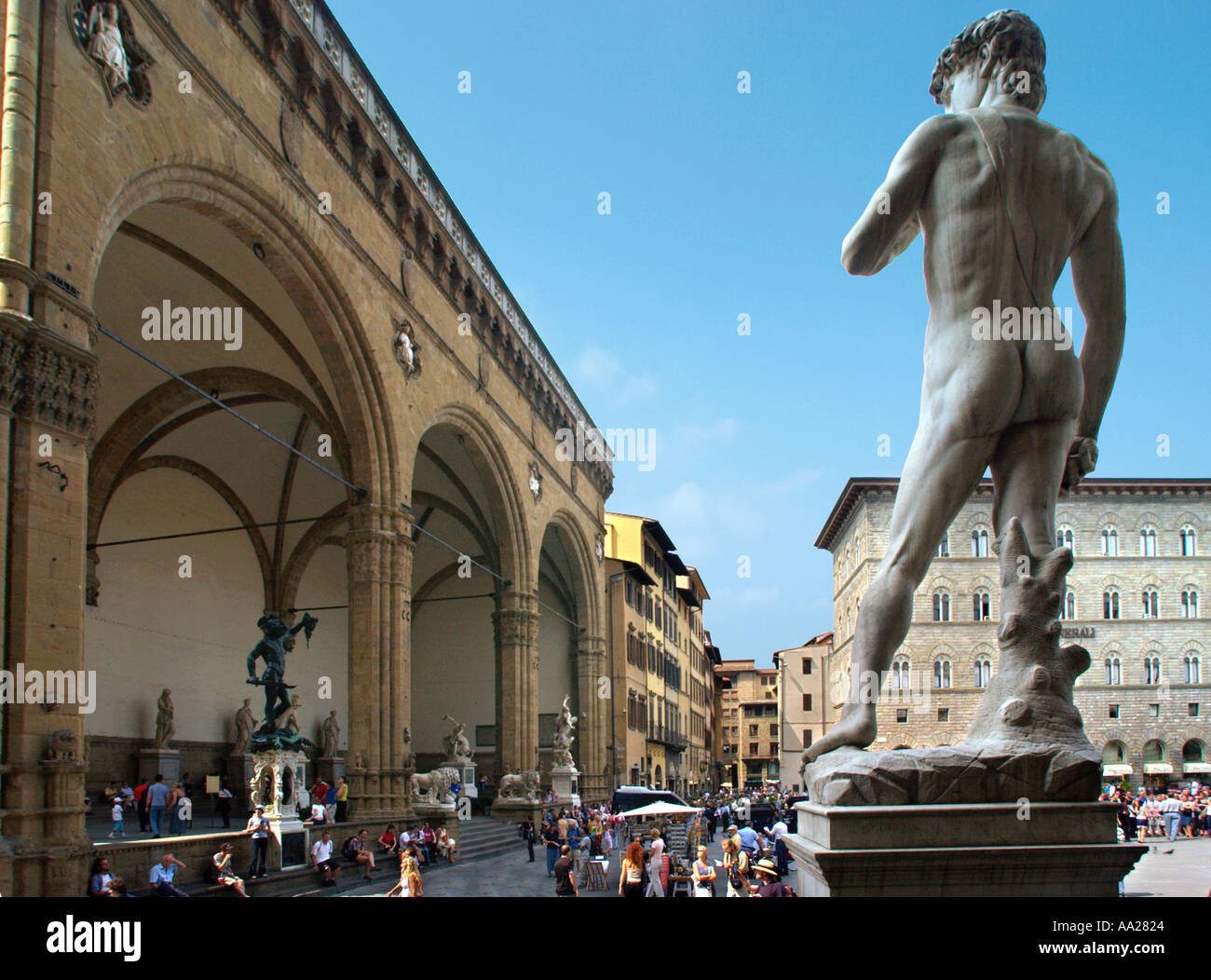 Piazza della Signoria con una copia di Michelangelo per il membro di David in primo piano, Firenze, Toscana, Italia Foto Stock