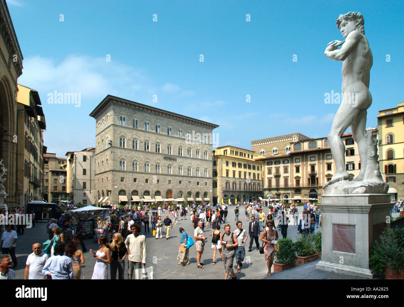 Piazza della Signoria con una copia di Michelangelo per il membro di David in primo piano, Firenze, Toscana, Italia Foto Stock