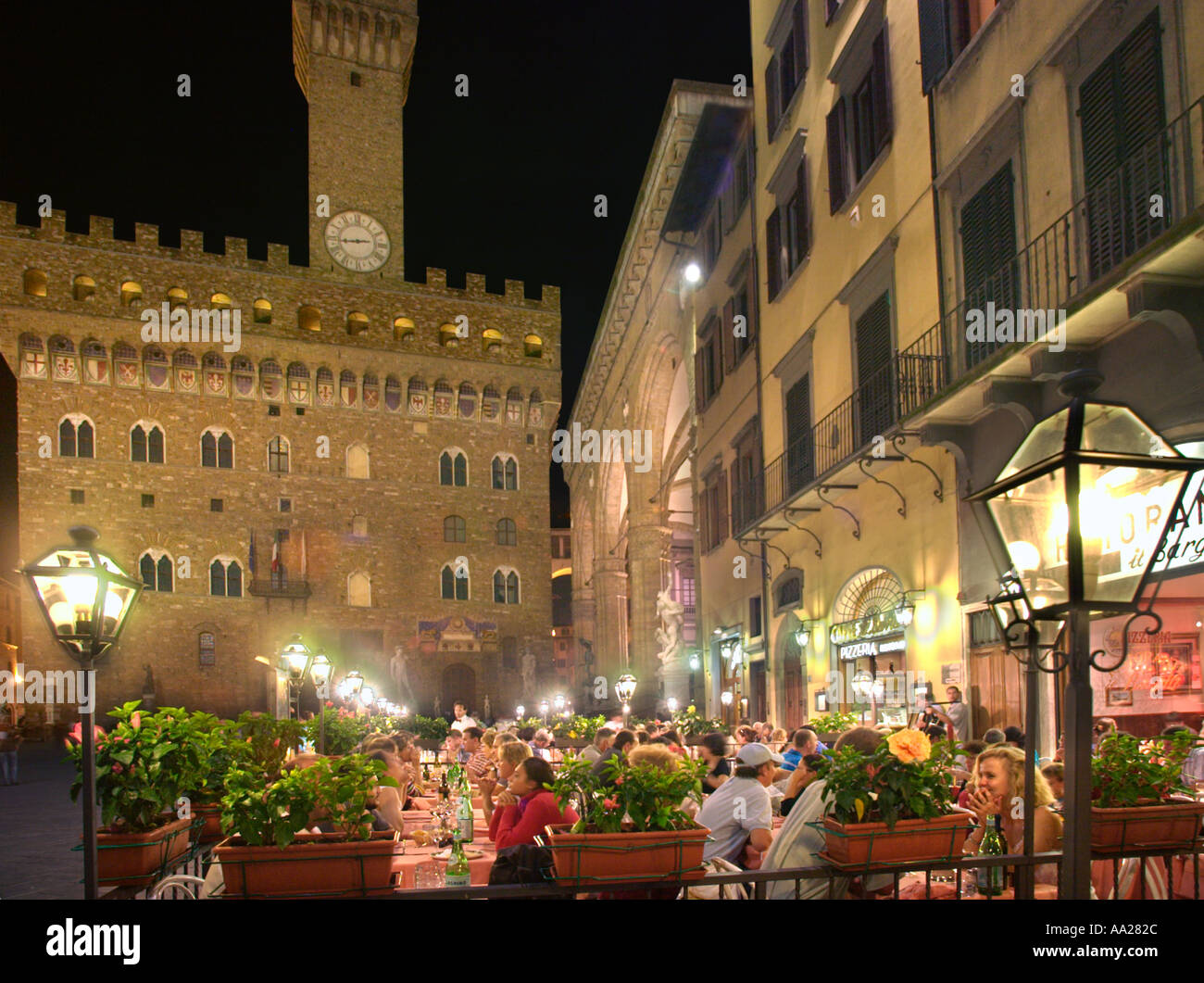 Ristorante di fronte al Palazzo Vecchio di notte, Piazza della Signoria, Firenze, Toscana, Italia Foto Stock