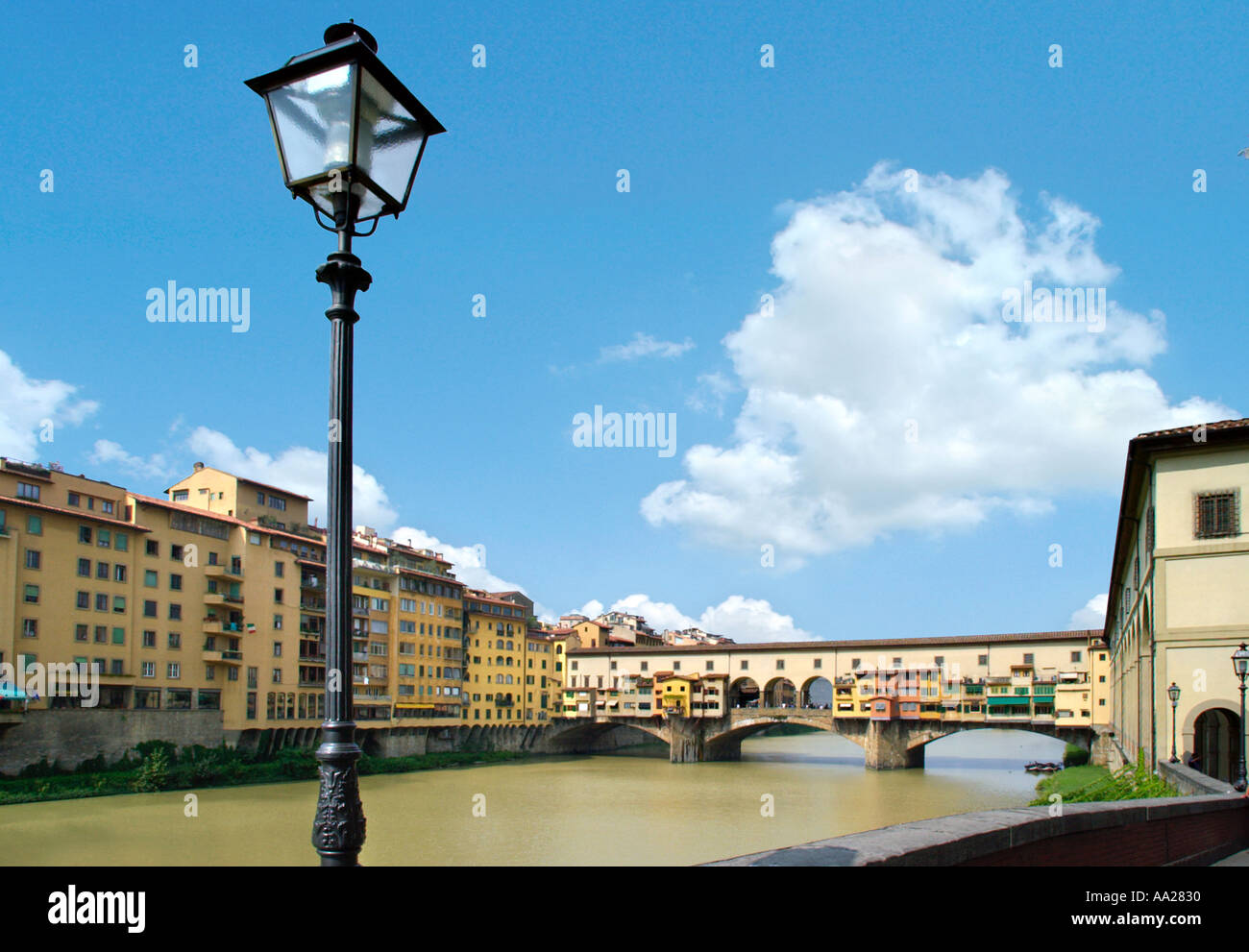Il fiume Arno e il Ponte Vecchio, Firenze, Toscana, Italia Foto Stock