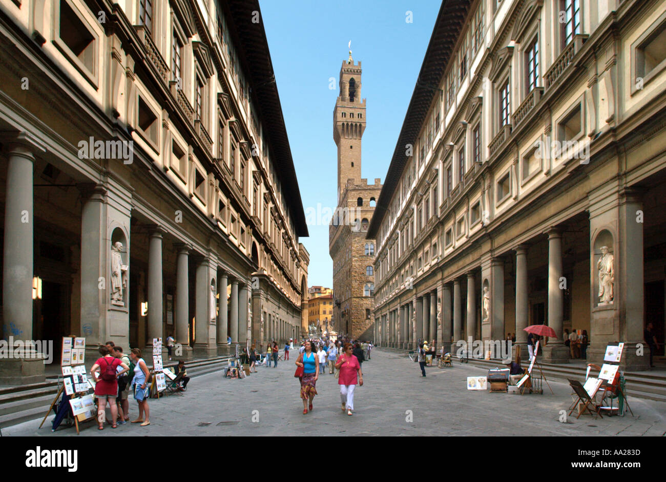 La Galleria degli Uffizi con Palazzo Vecchio dietro, Firenze, Toscana, Italia Foto Stock