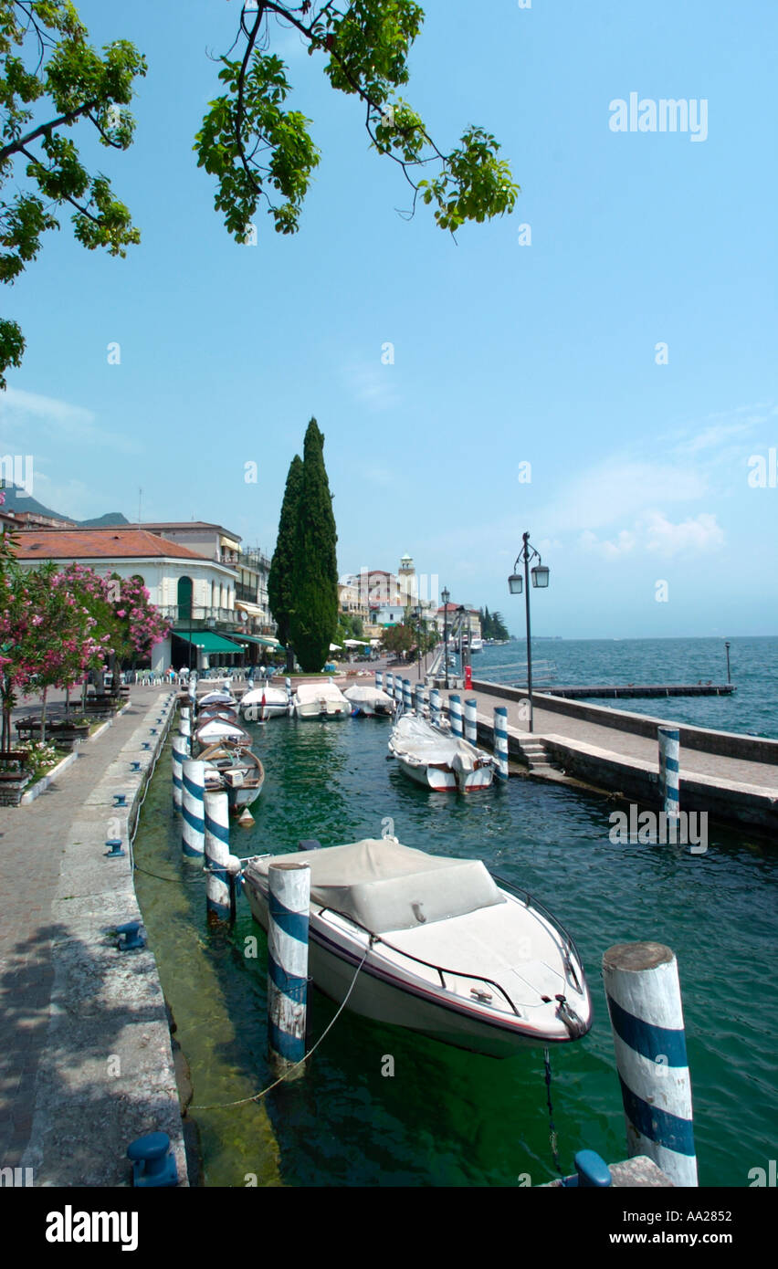 Sul fronte del lago, Gardone Riviera sul lago di Garda, Italia Foto Stock