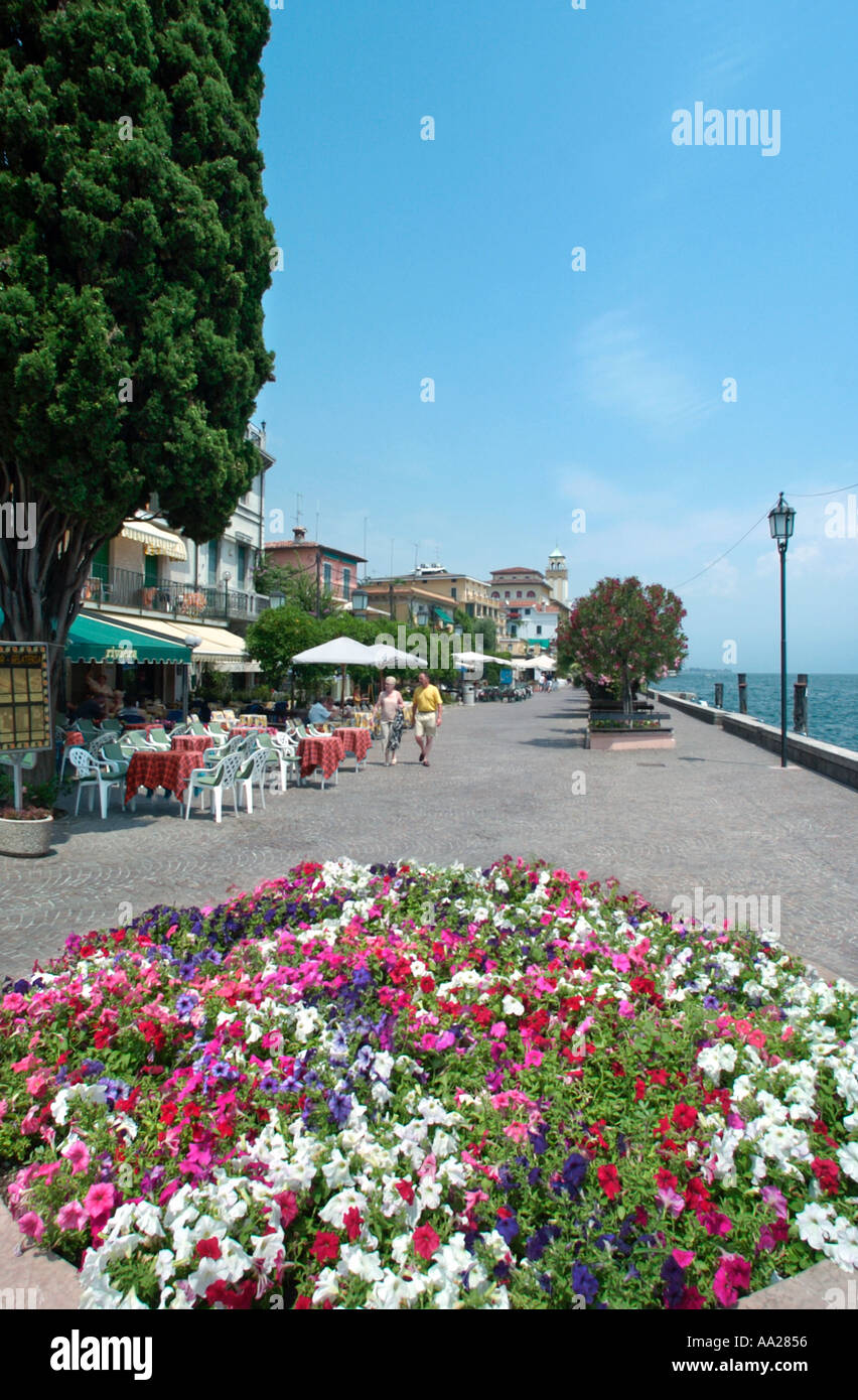 Lago e caffetterie, Gardone Riviera sul lago di Garda, Italia Foto Stock