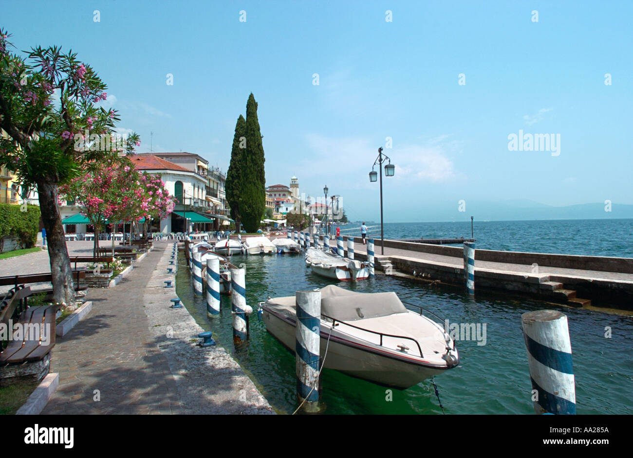 Sul fronte del lago, Gardone Riviera sul lago di Garda, Italia Foto Stock