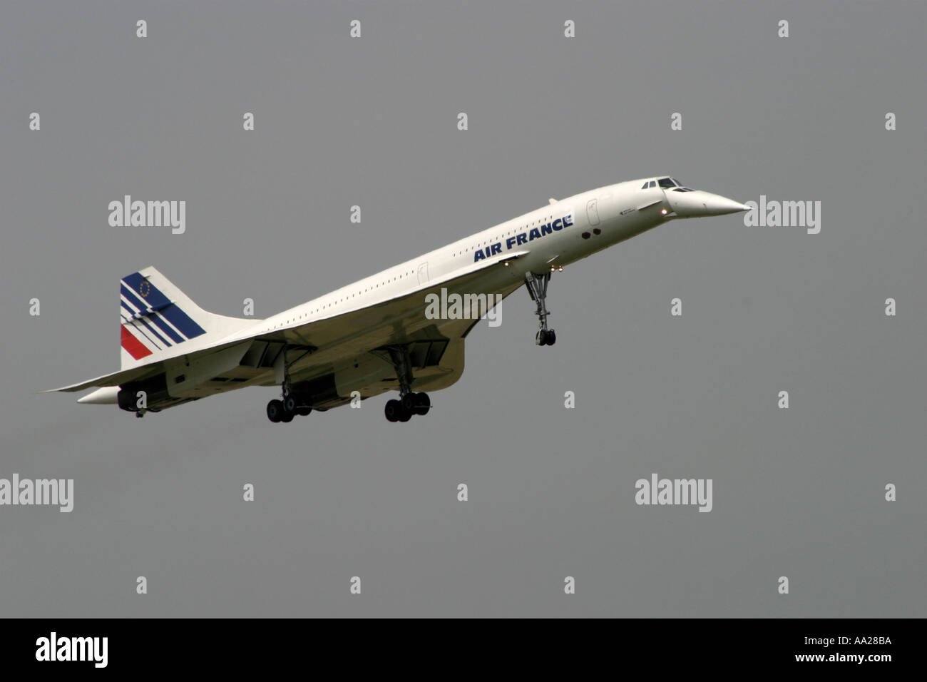 Un Air France Concorde aerei in volo fa il suo ultimo atterraggio all'aeroporto Le Bourget di Parigi Giugno 2003 Foto Stock