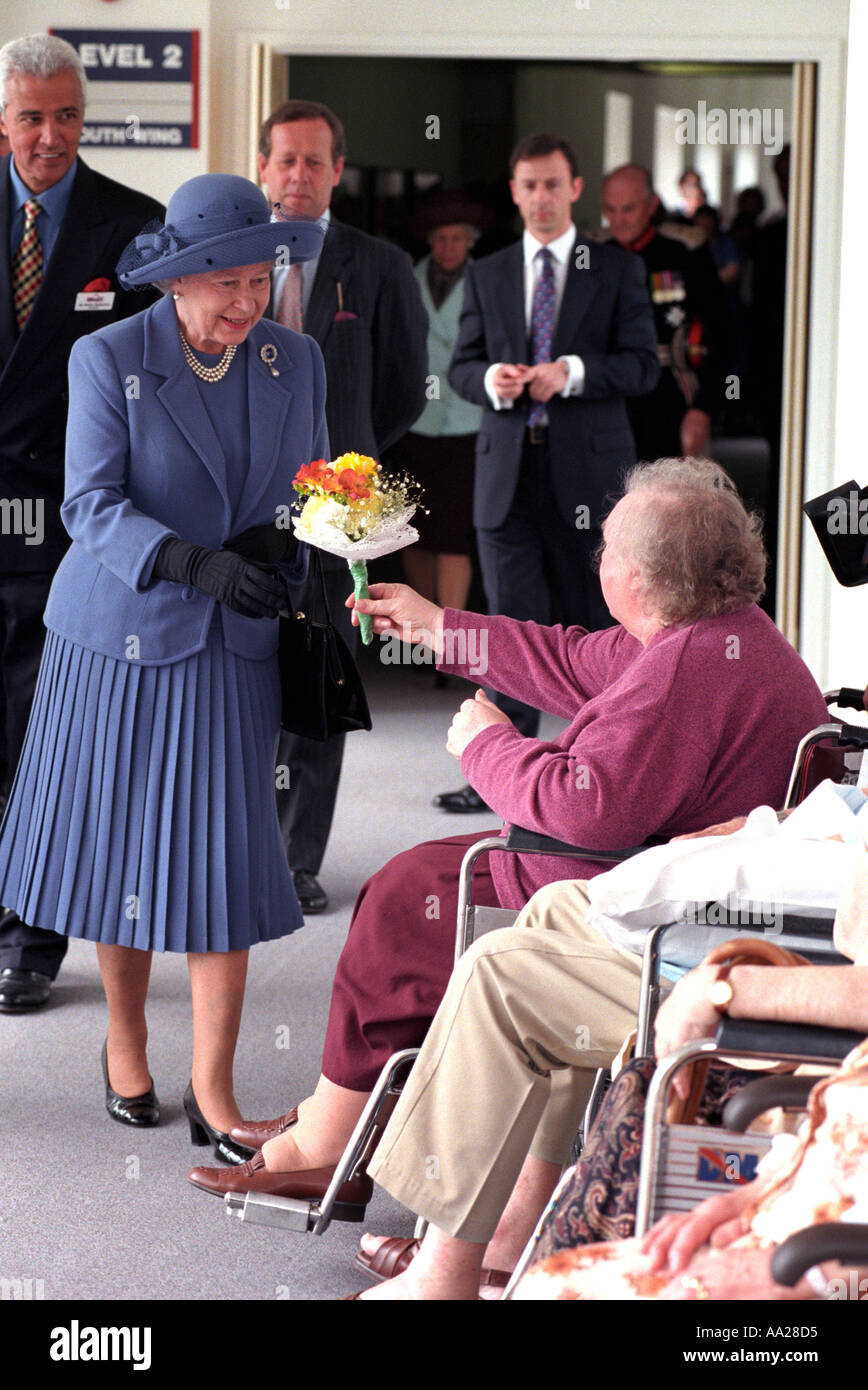 La regina Elisabetta II durante una visita a un ospedale Foto Stock