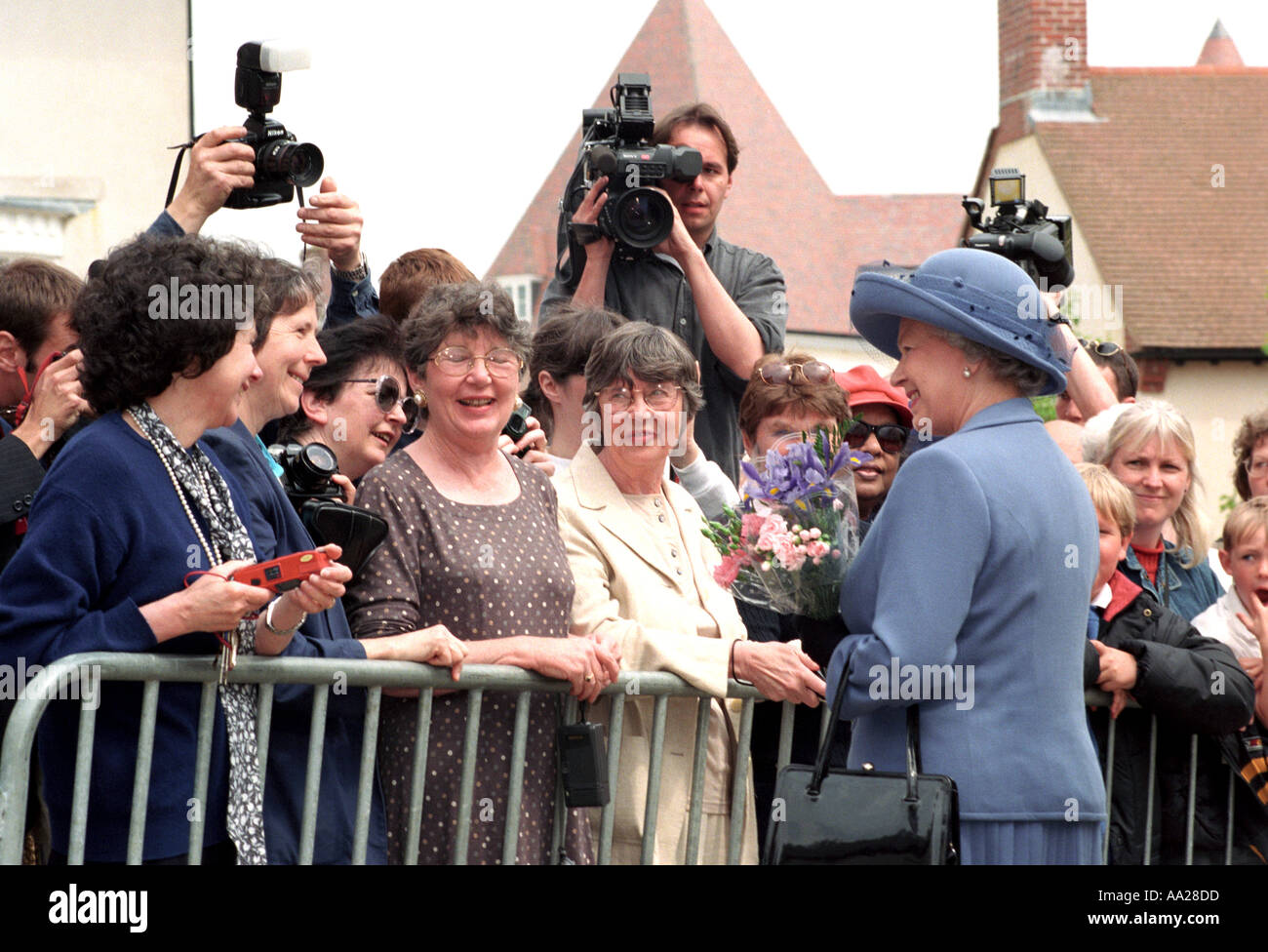 La regina Elisabetta II durante una visita a suo figlio s Poundbury progetto di villaggio Foto Stock
