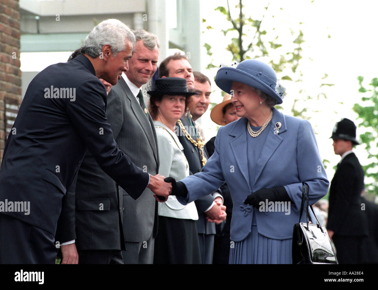 La regina Elisabetta II durante una visita a suo figlio s Poundbury progetto di villaggio Foto Stock