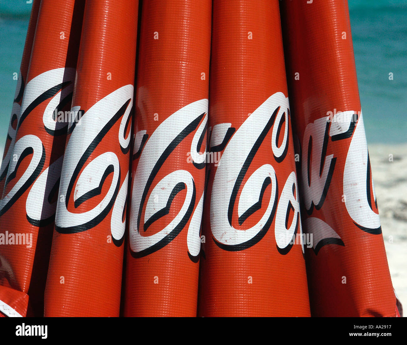Coca Cola ombrellone sulla spiaggia di Cancun, Messico Foto Stock