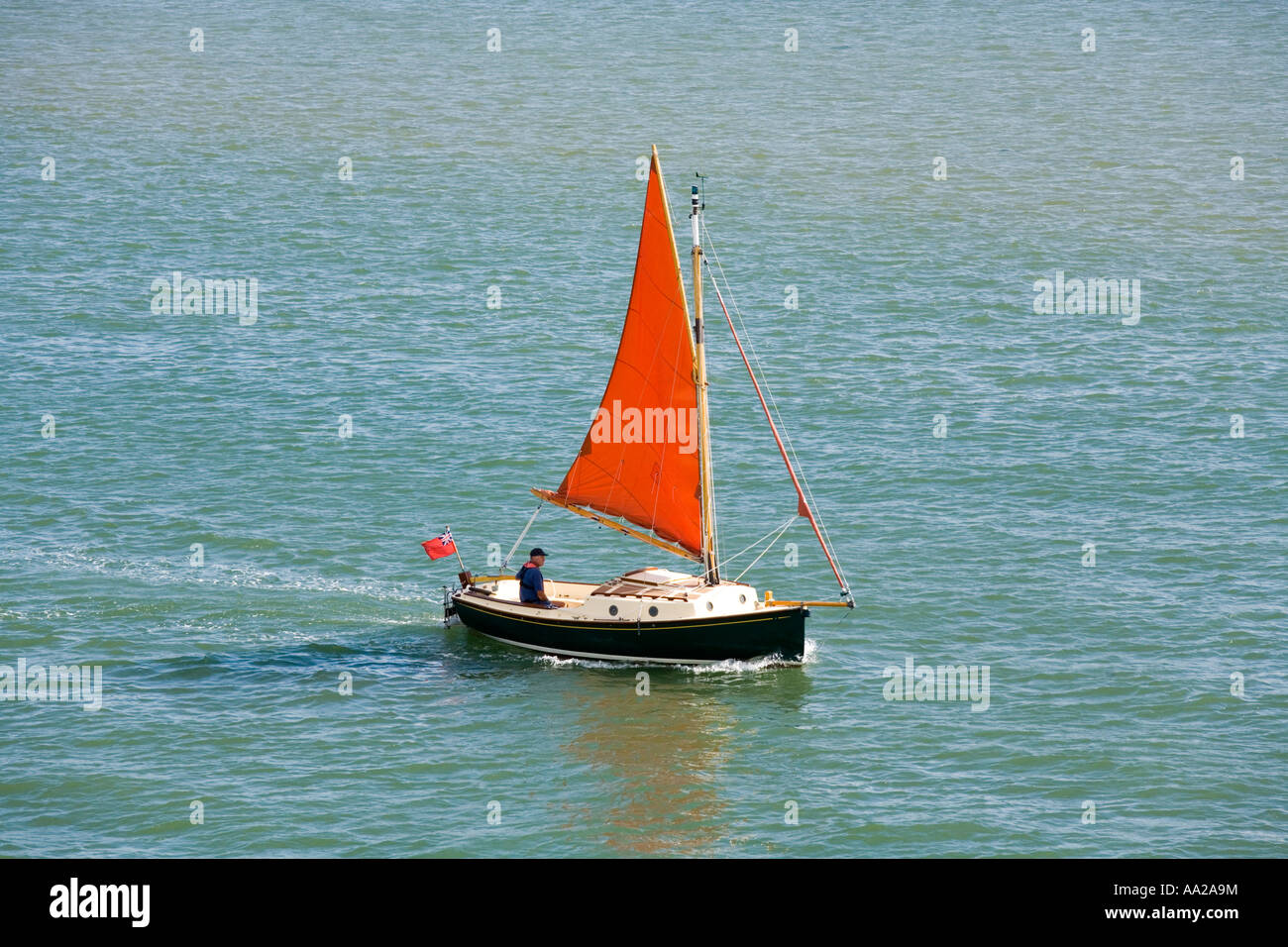 Un gommone a vela nel porto di Poole, Dorset Foto Stock