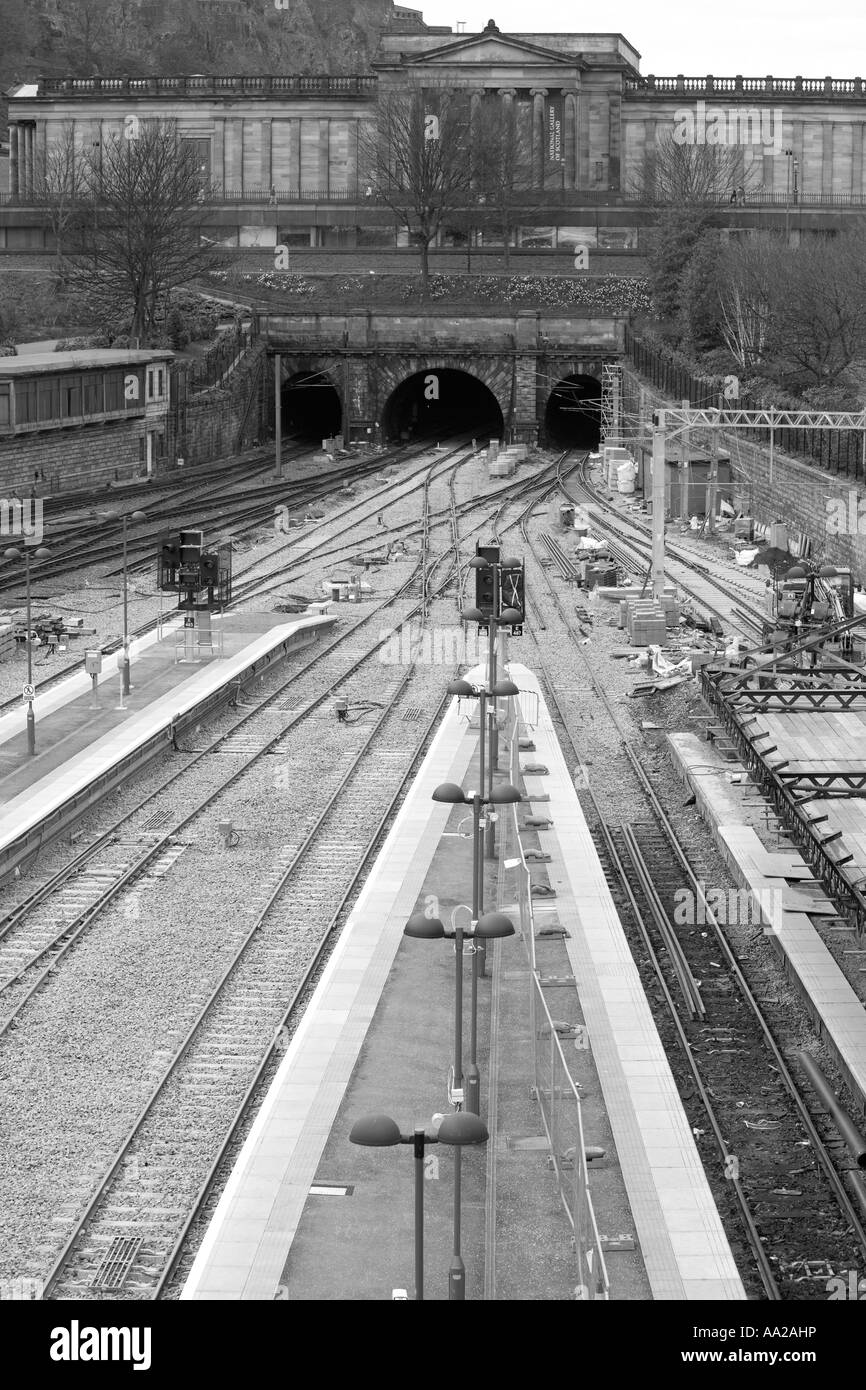 Il centro di Edimburgo stazione ferroviaria binari Foto Stock