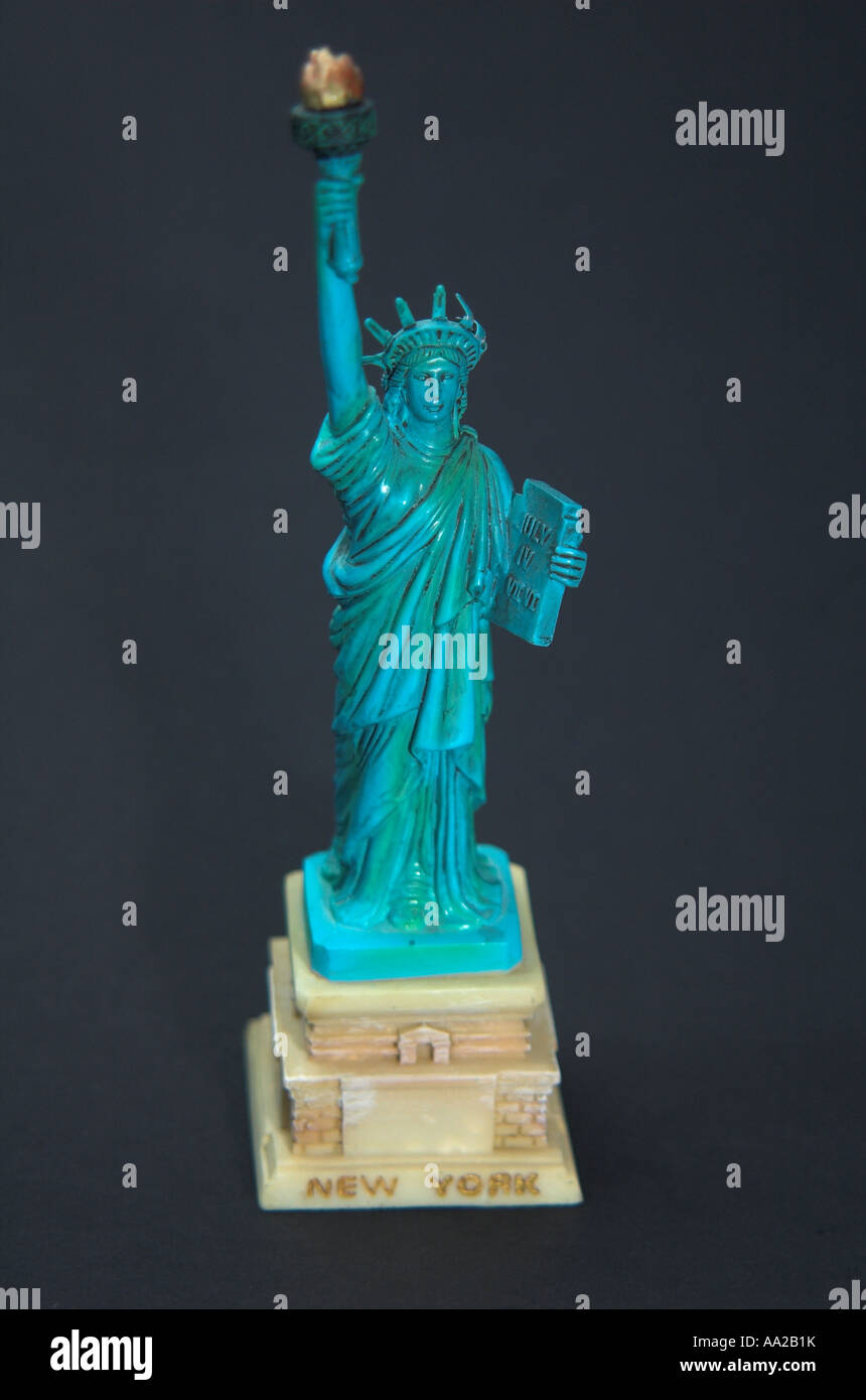 Piena vista miniatura Statua della Libertà contro lo sfondo nero Foto Stock