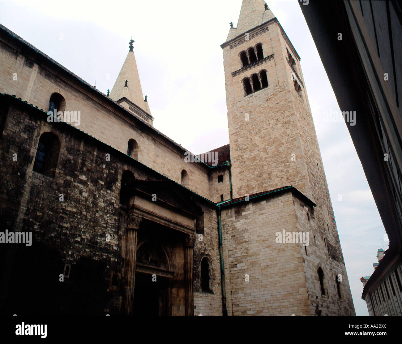 Repubblica Ceca, Praga, St.George's Basilica, a basso angolo di visione Foto Stock