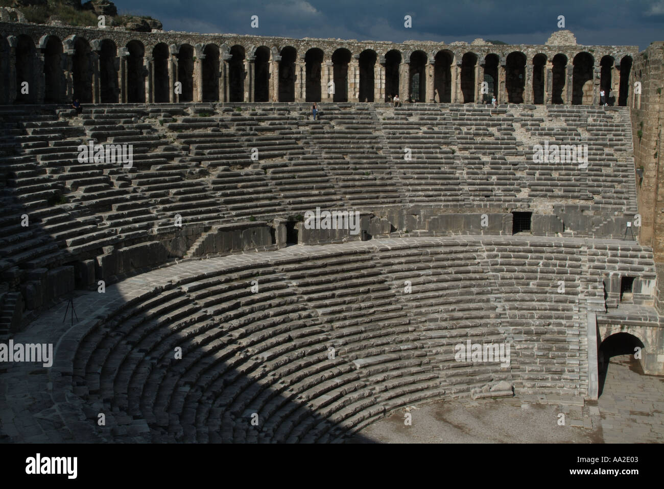 Passi, posti a sedere e archi presso l'Anfiteatro Romano, Aspendos Foto Stock