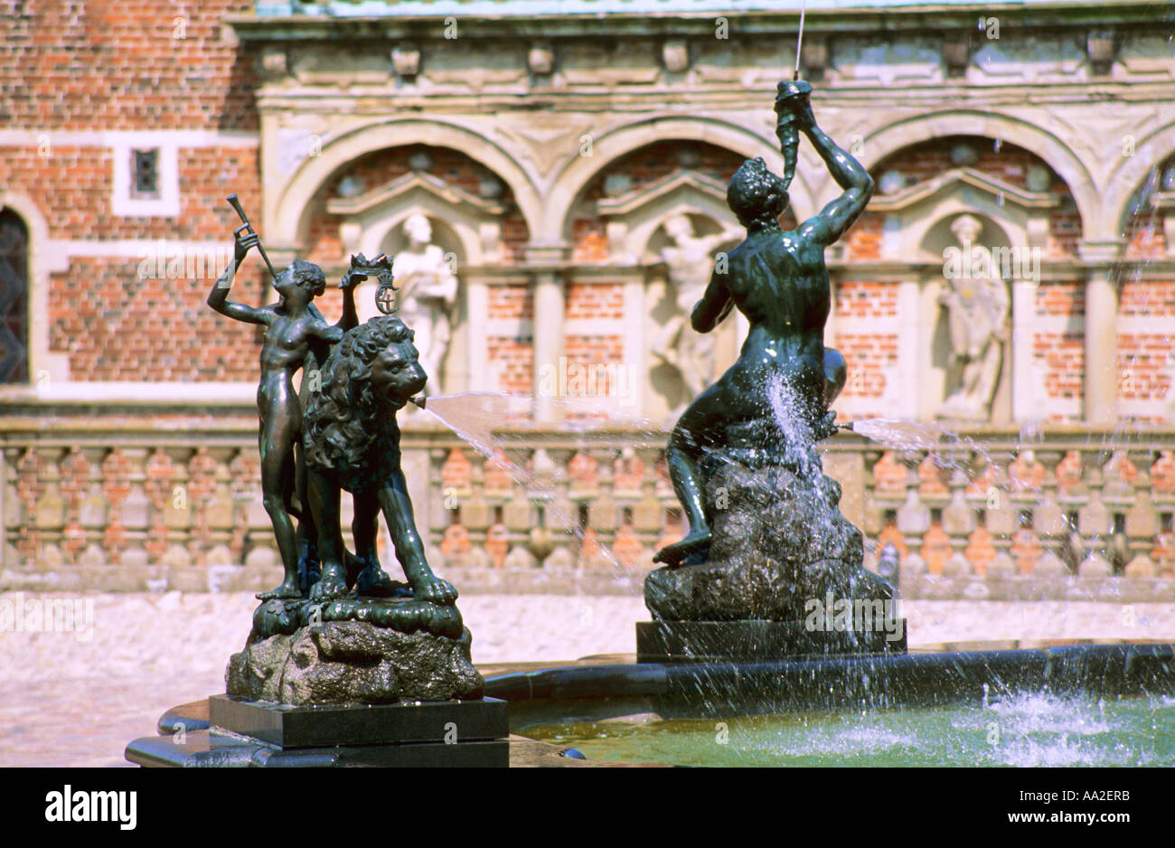 Danimarca, Hillerod, Fredeiksborg castello, statue in fontana Foto Stock