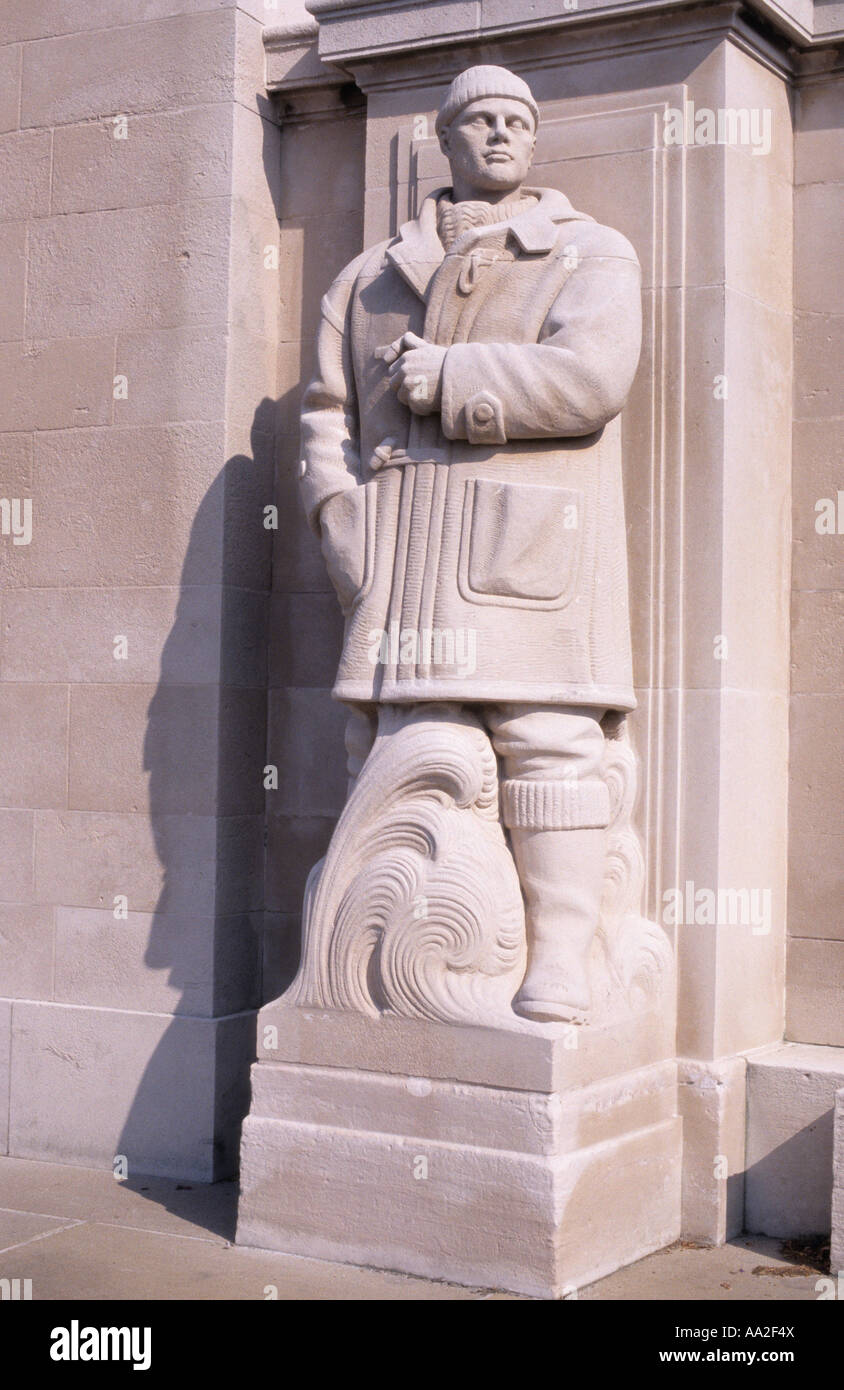 Una statua di un marinaio al Navale di Portsmouth Memorial al Clarence Esplanade, Southsea, Hampshire, Inghilterra Foto Stock