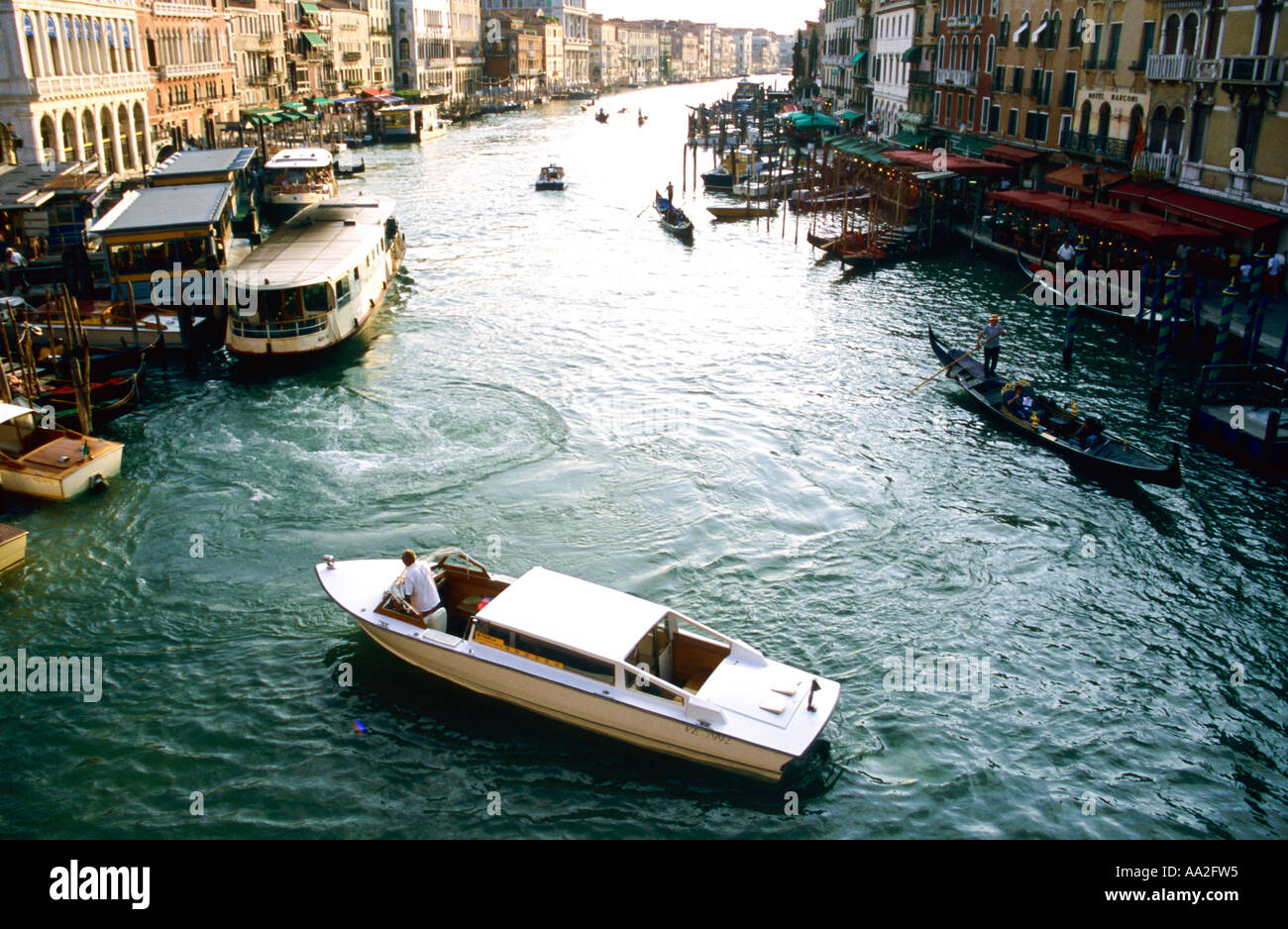 L'Italia, Venezia, Canale Grande, vista Canal Grande dal Ponte di Rialto, vista dal Ponte di Rialto, le barche e le gondole in curva Foto Stock