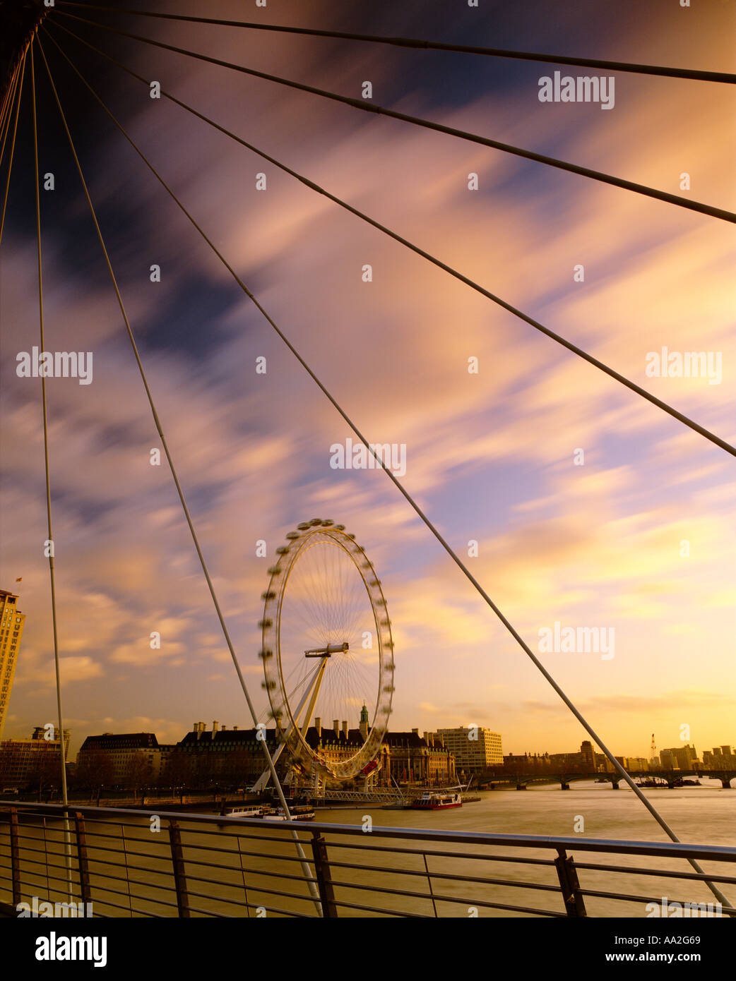 Regno Unito Londra BA London Eye VISTA DAL PONTE DEL GIUBILEO AL TRAMONTO Foto Stock