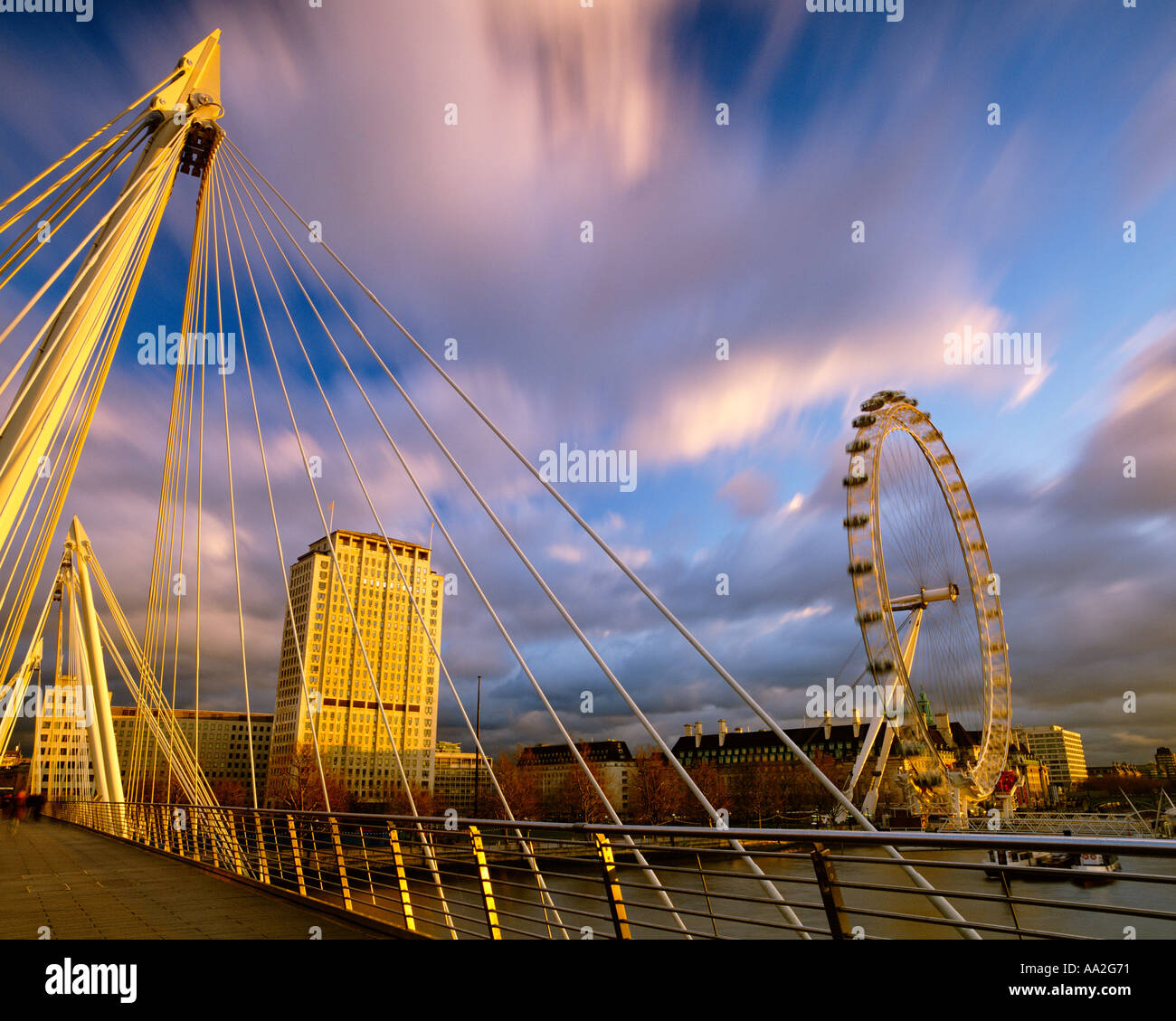 Regno Unito Londra BA London Eye VISTA DAL PONTE DEL GIUBILEO AL TRAMONTO Foto Stock