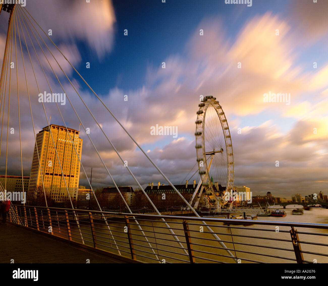 Regno Unito Londra BA London Eye VISTA DAL PONTE DEL GIUBILEO AL TRAMONTO Foto Stock