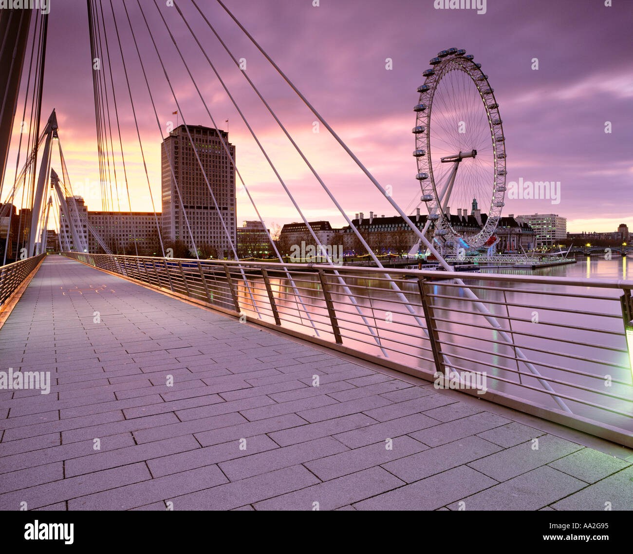 Regno Unito Londra BA London Eye VISTA DAL PONTE DEL GIUBILEO AL TRAMONTO Foto Stock