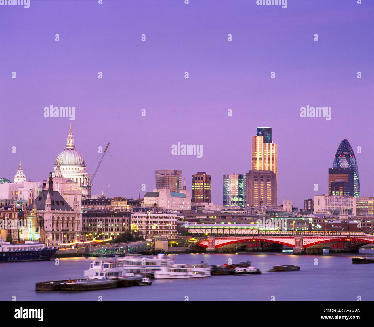 Regno Unito Londra vista sul fiume Tamigi a skyline della città e dal quartiere finanziario Foto Stock
