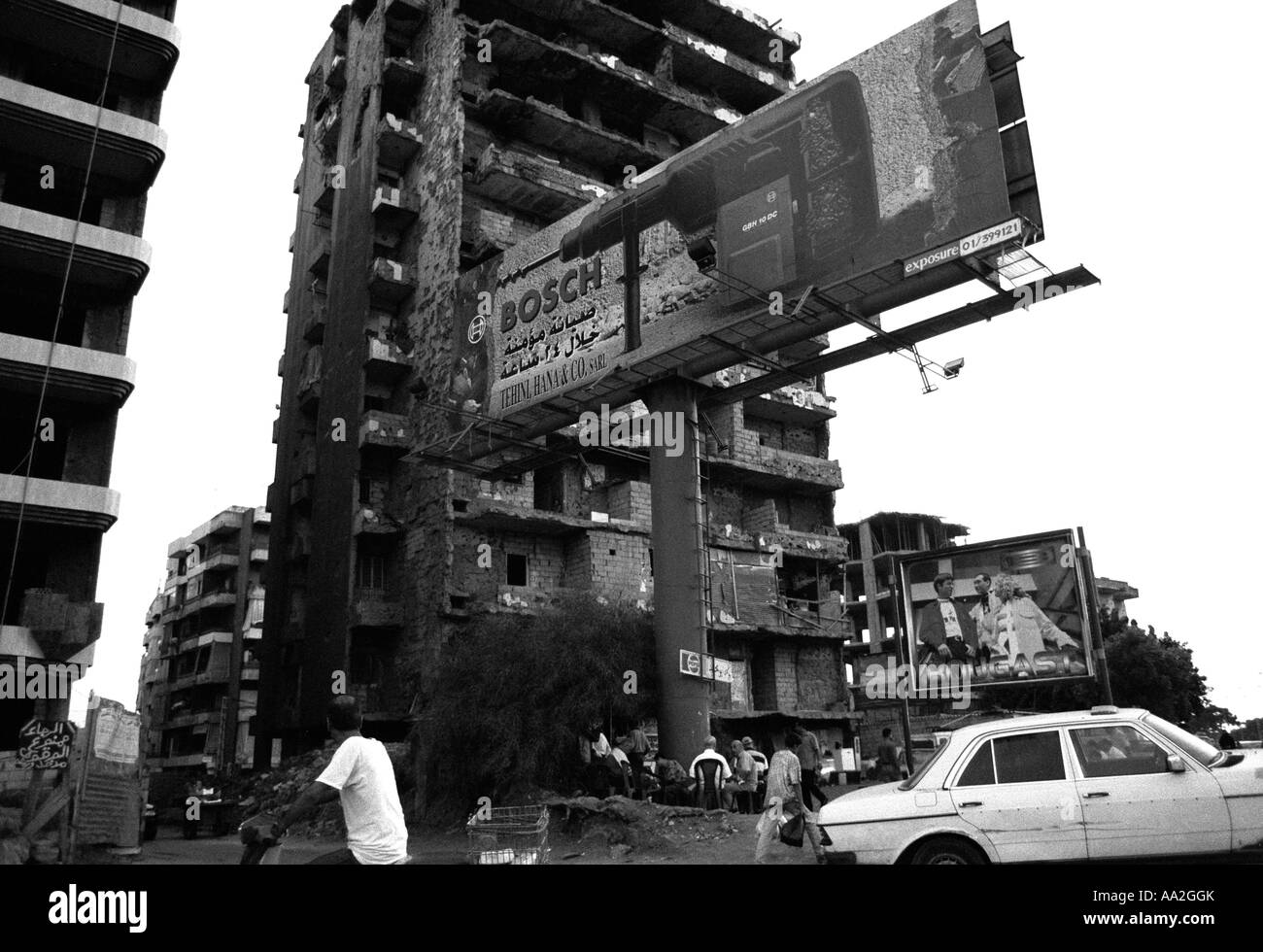 Pubblicità per Bosch punte di potenza in prossimità degli edifici danneggiati durante la guerra civile a Beirut, Libano Foto Stock